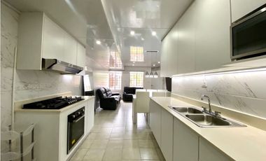 Casa Unifamiliar Remodelada de Esquina en Las Cumbres en Venta-LH