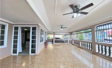 Casa de Esquina con Aires en Alquiler en Cerro Viento - LH