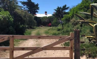 Casa venta - 4 dormitorios 2 baños - 1700mts2 totales - 120mts2 cubiertos - Mar Del Tuyu