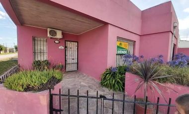 Casa en venta - 3 dormitorios 3 baños -100mts2 totales - Necochea