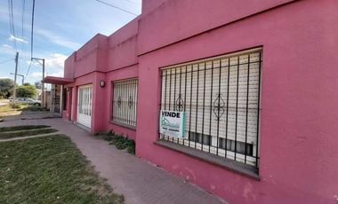 Casa en venta - 3 dormitorios 3 baños -100mts2 totales - Necochea