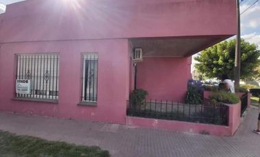 Casa en venta - 3 dormitorios 3 baños -100mts2 totales - Necochea