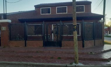 Casa venta - 4 dormitorios 2 baños - 283mts2 totales - Glew