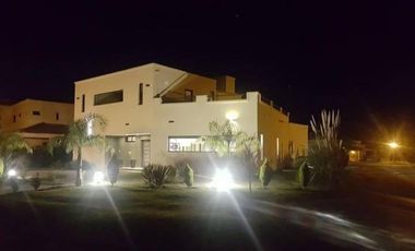 Casa en Venta - 5 dormitorios 4 baños - 255mts2 - Escobar