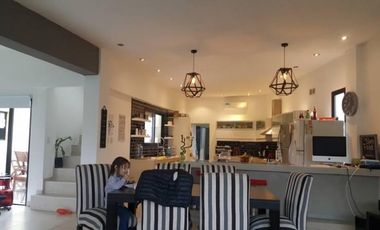 Casa en Venta - 5 dormitorios 4 baños - 255mts2 - Escobar