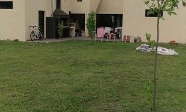 Casa en Venta - 5 dormitorios 4 baños - 255mts2 - Escobar