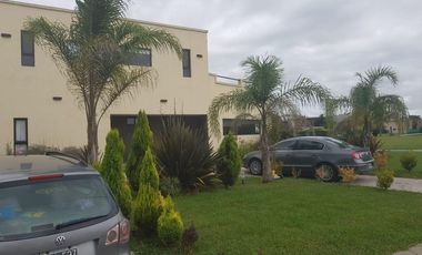 Casa en Venta - 5 dormitorios 4 baños - 255mts2 - Escobar