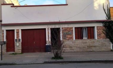 Casas en venta - 5 dormitorios 4 baños - Cocheras - Necochea