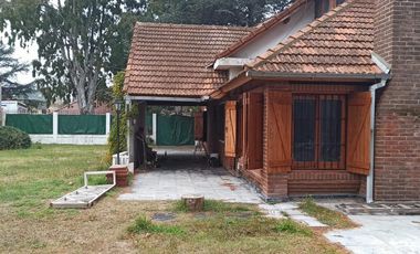 Casa en venta - 3 dormitorios 2 baños  - jardín parquizado 140mts2 - San Bernardo Del Tuyu