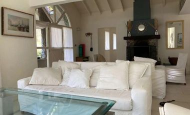 Casa en venta - 4 dormitorios 3 baños - 1000mts2 - Carilo