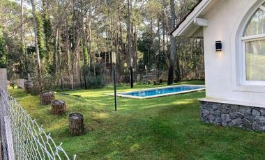 Casa en venta - 4 dormitorios 3 baños - 1000mts2 - Carilo