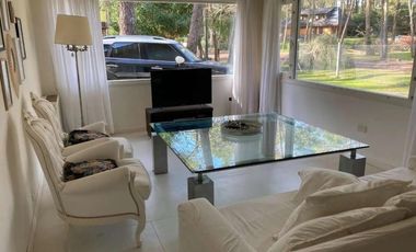 Casa en venta - 4 dormitorios 3 baños - 1000mts2 - Carilo