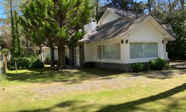 Casa en venta - 4 dormitorios 3 baños - 1000mts2 - Carilo