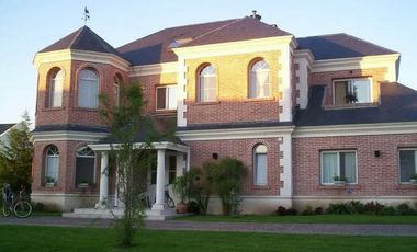 Casa venta - 5 dormitorios 5 baños - 2400mts2 totales - Abril Club De Campo