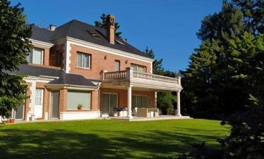 Casa venta - 5 dormitorios 5 baños - 2400mts2 totales - Abril Club De Campo