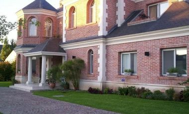 Casa venta - 5 dormitorios 5 baños - 2400mts2 totales - Abril Club De Campo