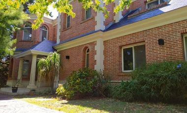 Casa venta - 5 dormitorios 5 baños - 2400mts2 totales - Abril Club De Campo