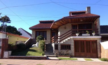 Casa en venta - 4 dormitorios 3 baños - Cochera - 400mts2 - Santa Teresita