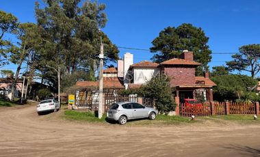 Casa en venta - 4 Dormitorios 2 Baños - Villa Gesell