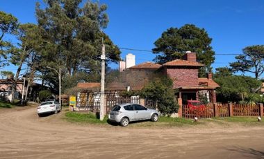 Casa en venta - 4 Dormitorios 2 Baños - Villa Gesell