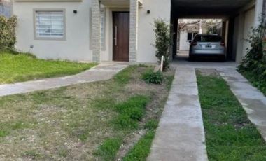 Casa en venta - 5 dormitorios 4 baños - 400mts2 - Mar De Ajó