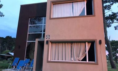 Casa en venta - 4 dormitorios 3 baños - 900ms2 - Costa Del Este