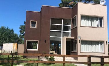 Casa en venta - 4 dormitorios 3 baños - 900ms2 - Costa Del Este
