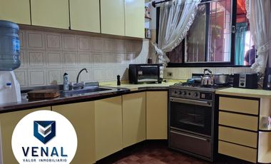 Casa venta multifamiliar. Son 2 casas en el mismo lote, frente y fondo. 3 y 4 ambientes cada una