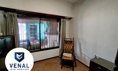 Casa venta multifamiliar. Son 2 casas en el mismo lote, frente y fondo. 3 y 4 ambientes cada una