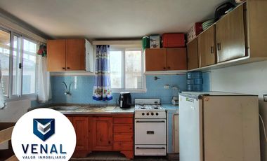 Casa venta multifamiliar. Son 2 casas en el mismo lote, frente y fondo. 3 y 4 ambientes cada una