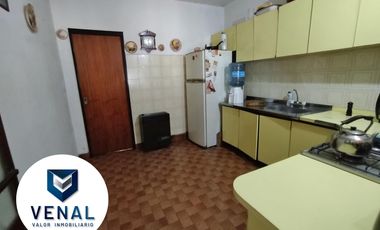 Casa venta multifamiliar. Son 2 casas en el mismo lote, frente y fondo. 3 y 4 ambientes cada una