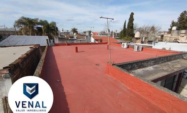 Casa venta multifamiliar. Son 2 casas en el mismo lote, frente y fondo. 3 y 4 ambientes cada una
