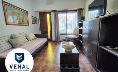 Casa venta multifamiliar. Son 2 casas en el mismo lote, frente y fondo. 3 y 4 ambientes cada una