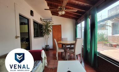 Casa venta multifamiliar. Son 2 casas en el mismo lote, frente y fondo. 3 y 4 ambientes cada una