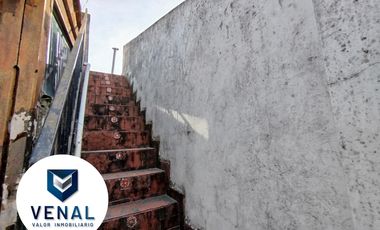 Casa venta multifamiliar. Son 2 casas en el mismo lote, frente y fondo. 3 y 4 ambientes cada una