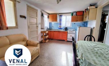 Casa venta multifamiliar. Son 2 casas en el mismo lote, frente y fondo. 3 y 4 ambientes cada una