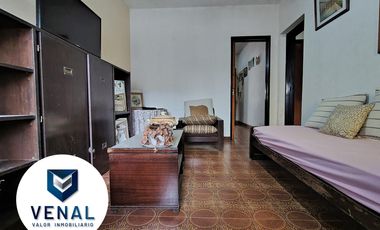 Casa venta multifamiliar. Son 2 casas en el mismo lote, frente y fondo. 3 y 4 ambientes cada una