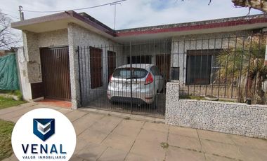 Casa venta multifamiliar. Son 2 casas en el mismo lote, frente y fondo. 3 y 4 ambientes cada una