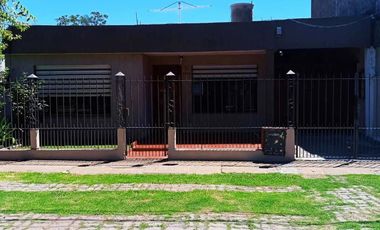Casa en venta - 2 dormitorios 1 baño - 90mts2 - Berazategui