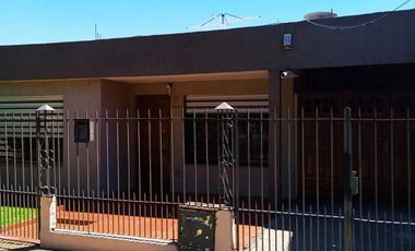 Casa en venta - 2 dormitorios 1 baño - 90mts2 - Berazategui