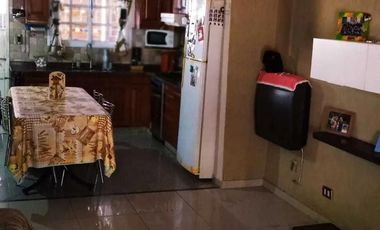 Casa en venta - 2 dormitorios 1 baño - 90mts2 - Berazategui