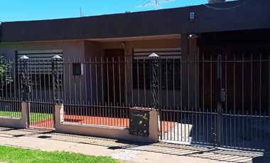 Casa en venta - 2 dormitorios 1 baño - 90mts2 - Berazategui