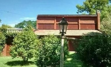 Casa quinta en venta - 3 Dormitorios 3 Baños - Cocheras - 1.300Mts2 - Lobos