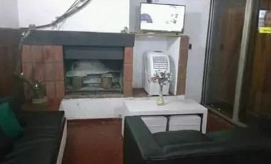 Casa quinta en venta - 3 Dormitorios 3 Baños - Cocheras - 1.300Mts2 - Lobos