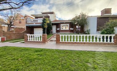 Exclusiva casa en La Lucila del mar .