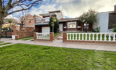 Exclusiva casa en La Lucila del mar .