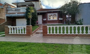 Exclusiva casa en La Lucila del mar .