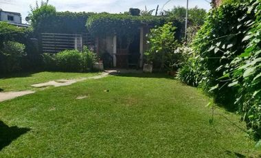 Casa venta - 4 dormitorios - 1 baño - 1 Cochera - 180mts2 totales - Las Flores