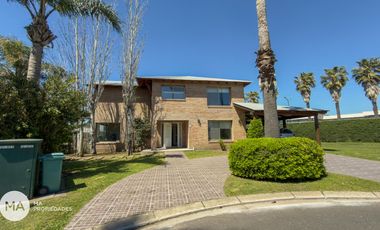 Casa 4 Dormitorios con jardín y pileta - San Marino Funes Hills - Funes | Venta