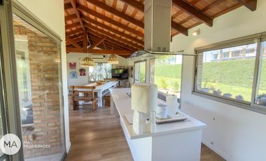 Casa 4 Dormitorios con jardín y pileta - San Marino Funes Hills - Funes | Venta